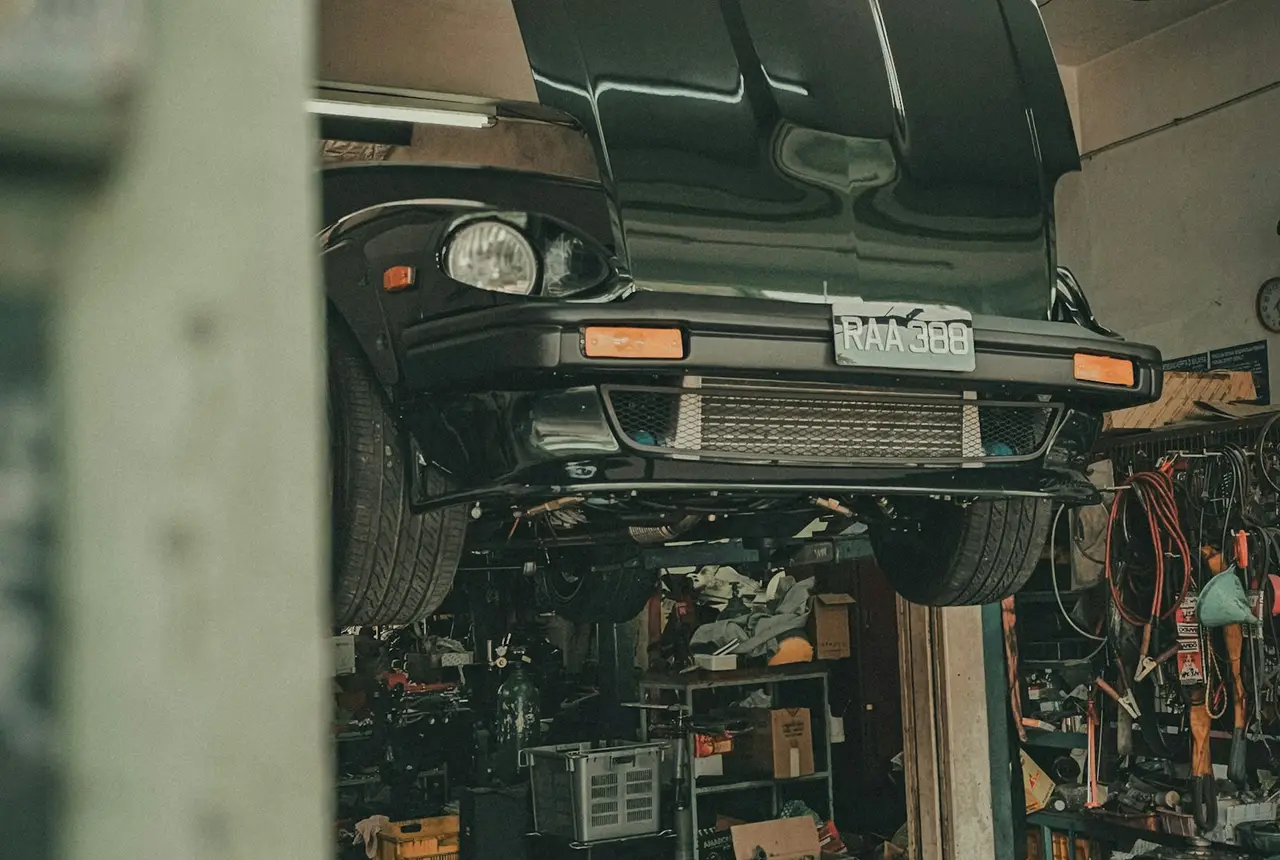 Auto elevado en un taller mecánico