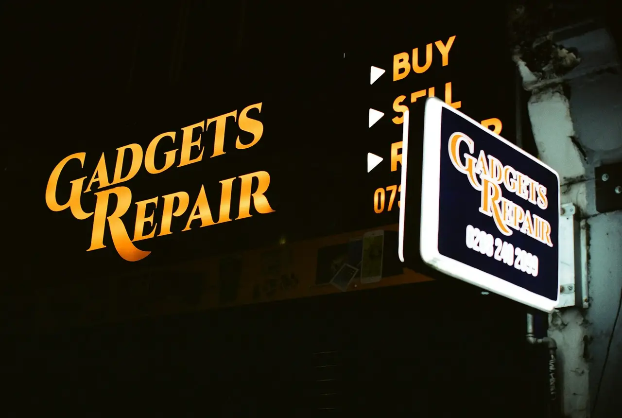 Letrero de una tienda de reparación de celulares y accesorios
